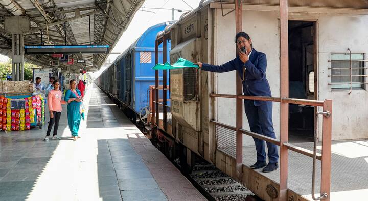 इस टेस्ट में पास होने वाले को एक सर्टिफिकेट दिया जाता है. इसी के बाद ट्रेन चलाने की परमिशन दी जाती है.