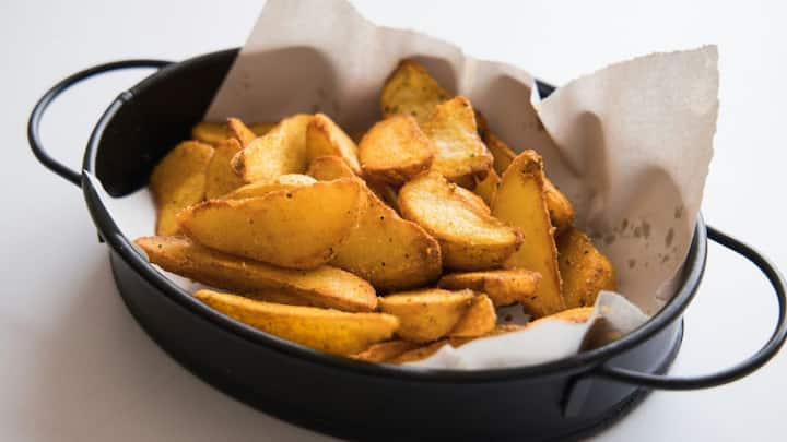 Potato Snack: சுவையான உருளைக்கிழங்கு ஸ்நாக் ரெசிபி எப்படி செய்வது என்று பார்க்கலாம். அதிகமாக உருளைக்கிழங்கு சாப்பிடுவது வேண்டாம்.