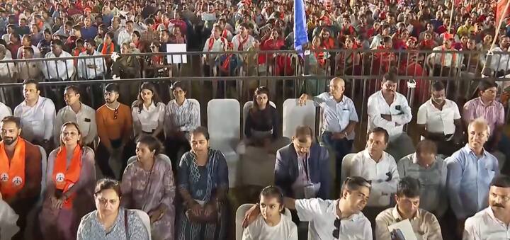 त्यामुळे या दोघांनाही एकाच मंचावर ऐकण्यासाठी मुंबईच्या मैदानावर गर्दी जमली होती.