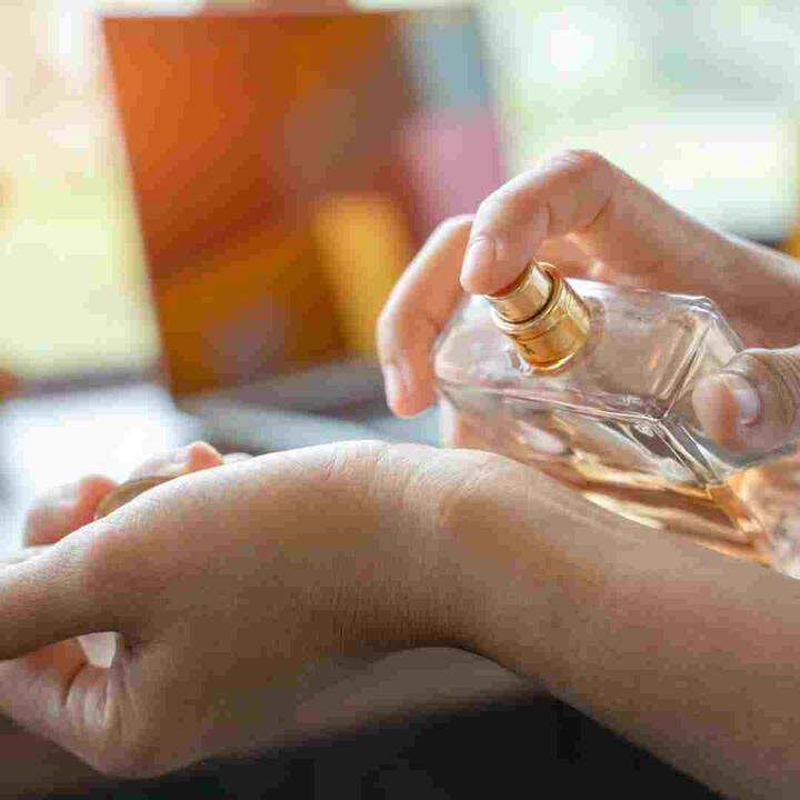 ਪਰਫਿਊਮ ਜਾਂ ਡੀਓ ਲਗਾਉਣ ਤੋਂ ਬਾਅਦ ਲੋਕਾਂ ਨੂੰ ਉਸ ਹਿੱਸੇ ਨੂੰ ਰਗੜਨ ਦੀ ਆਦਤ ਹੁੰਦੀ ਹੈ। ਲੋਕਾਂ ਦਾ ਮੰਨਣਾ ਹੈ ਕਿ ਅਜਿਹਾ ਕਰਨ ਨਾਲ ਪਰਫਿਊਮ ਦੀ ਖੁਸ਼ਬੂ ਜ਼ਿਆਦਾ ਦੇਰ ਤੱਕ ਬਣੀ ਰਹਿੰਦੀ ਹੈ। ਪਰ ਇਸ ਕਾਰਨ ਪਰਫਿਊਮ ਦੀ ਖੁਸ਼ਬੂ ਵੰਡੀ ਜਾਂਦੀ ਹੈ।