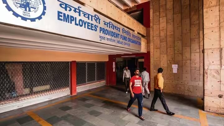 आप एसएमएस के जरिए भी अपना ईपीएफ बैलेंस चेक कर सकते हैं. आप अपने यूनिवर्सल अकाउंट नंबर (UAN) के जरिए रजिस्टर मोबाइल नंबर से 7738299899 पर एसएमएस भेजें. कुछ ही मिनटों में आपको एसएमएस के जरिए पीएफ बैलेंस की जानकारी मिल जाएगी.