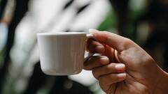 Tea and Coffee : जेवणाअगोदर चहा किंवा कॉफी पिता ? आधी हे जाणून घ्या!