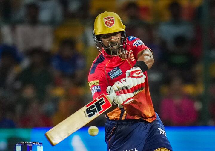 कोलकाता नाइट राइडर्स के तेज गेंदबाज हर्षित राणा ने भी अपनी गेंदबाजी से सभी को अपना कायल बना लिया है. हर्षित ने इस सीजन में 10 मैचों में 9.72 की इकॉनमी से 332 रन देकर 16 विकेट लिए हैं. उनका बेस्ट विकेट फिगर 24 रन पर 3 विकेट है.