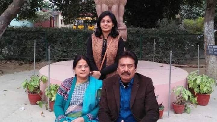 उन्होंने 21 साल की उम्र में यूपीएससी परीक्षा पास की। इतना ही नहीं, उन्होंने अंग्रेजी की कमजोरी को दूर किया और कई और सरकारी नौकरी की परीक्षाएं पास कीं। उनकी सफलता की कहानी अन्य उम्मीदवारों को भी प्रेरित करेगी। फोटो- सुरभि गौतम के इंस्टाग्राम से
