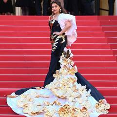 Cannes में Aishwarya Rai के लुक से ज्यादा Aaradhya के संस्कारों की चर्चा, मां को संभालती नज़र आईं बेटी, देखें तस्वीरें