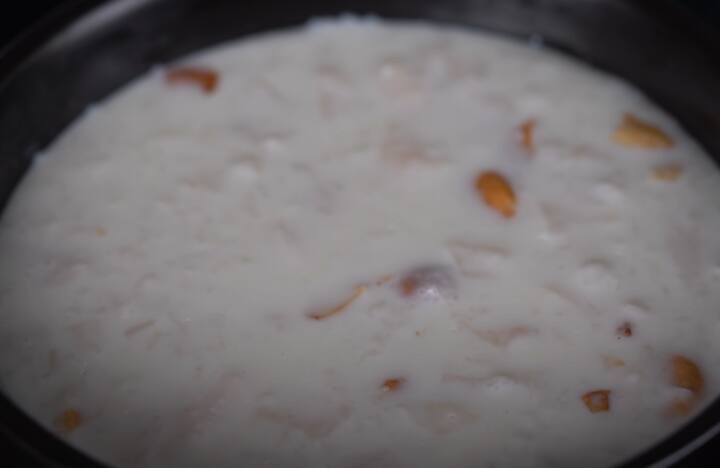 அந்த நேரத்தில் 1/2 தேக்கரண்டி ஏலக்காய் தூள் சேர்த்து கலந்துவிட்டு அடுப்பை அணைத்து, பாலை ஆறவிடவும். அடுத்து ஒரு கடாயில் நெய் ஊற்றி முந்திரி பருப்பை பொன்னிறமாக வறுத்து எடுத்துக் கொள்ளவும்.