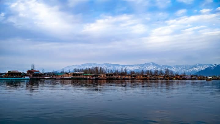 IRCTC Kashmir Tour: कश्मीर को धरती का स्वर्ग कहा जाता है. अगर आप इस साल कश्मीर घूमने का प्लान बना रहे हैं तो आईआरसीटीसी आपके लिए एक स्पेशल टूर पैकेज लेकर आया है.