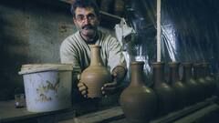 कैसे बनाई जाती हैं मिट्टी की बोतलें, इससे पानी पीने से क्या होता है फायदा?