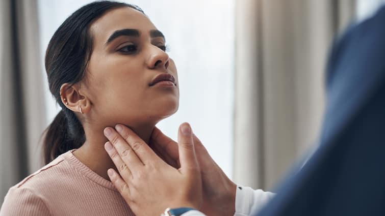 Here are the warning signs for early detection of thyroid  Thyroid Warning Signs : మహిళల్లో థైరాయిడ్​ లక్షణాలు ముందే గుర్తించండి.. హెచ్చరిక సంకేతాలు ఇవే