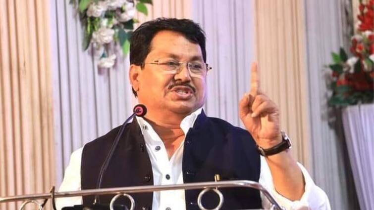 Vijay Wadettiwar criticizes Girish Mahajan and Chhagan Bhujbal meeting Maharashtra Politics Marathi News 'महाजनांकडे लोण्याचं मडकं, नाराजांना लोणी लावण्याचंच त्याचं काम', भुजबळ-महाजन भेटीवर वडेट्टीवारांची सणसणीत टीका