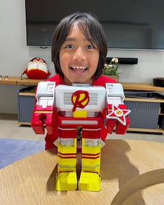 खेल खेल में कमा डाले 800 करोड़, कौन है ये सुपर रिच यूट्यूबर किड?