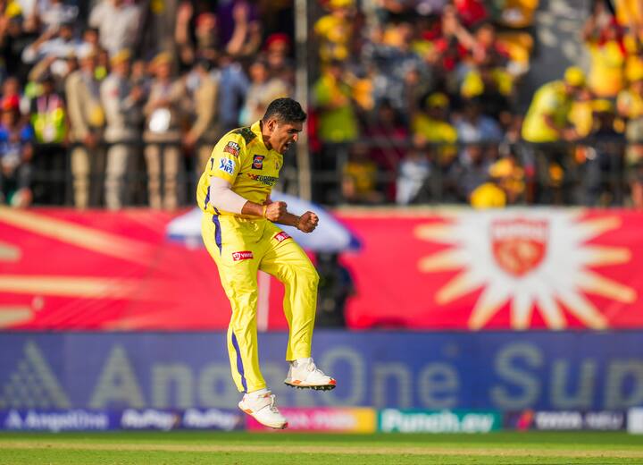 चेन्नई सुपर किंग्स के तेज गेंदबाज तुषार देशपांडे ने भी अपनी गेंदबाजी से शानदार प्रदर्शन दिखाया है. तुषार ने 12 मैचों में 8.52 की इकॉनमी से 375 रन देकर 16 विकेट लिए हैं. इस सीजन में उनका बेस्ट विकेट फिगर 27 रन देकर 4 विकेट है.