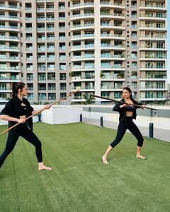 Malavika Mohanan: నైబర్‌తో పోట్లాటకు దిగిన మాళవిక మోహనన్ - తన మర్షల్‌ ఆర్ట్స్‌ రుచి చూపించిందా?