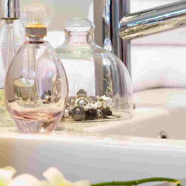 ਮਾਇਸਚਰਾਈਜ਼ਰ ਦੀ ਵਰਤੋਂ ਕਰਨ ਨਾਲ ਪਰਫਿਊਮ ਦੀ ਖੁਸ਼ਬੂ ਜ਼ਿਆਦਾ ਦੇਰ ਤੱਕ ਬਣੀ ਰਹਿੰਦੀ ਹੈ। ਇਸ ਨਾਲ ਪਰਫਿਊਮ ਦੀ ਖੁਸ਼ਬੂ ਲੰਬੇ ਸਮੇਂ ਤੱਕ ਬਣੀ ਰਹੇਗੀ। ਪਰ ਮਾਇਸਚਰਾਈਜ਼ਰ ਲਗਾਉਂਦੇ ਸਮੇਂ ਇਸ ਗੱਲ ਦਾ ਧਿਆਨ ਰੱਖੋ ਕਿ ਇਸ ਵਿਚ ਬਹੁਤ ਜ਼ਿਆਦਾ ਖੁਸ਼ਬੂ ਨਹੀਂ ਆਉਣੀ ਚਾਹੀਦੀ।