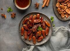 Dates Benefits: खजूर का इस्तेमाल कर आप भी पा सकते हैं ग्लोइंग और खूबसूरत स्किन