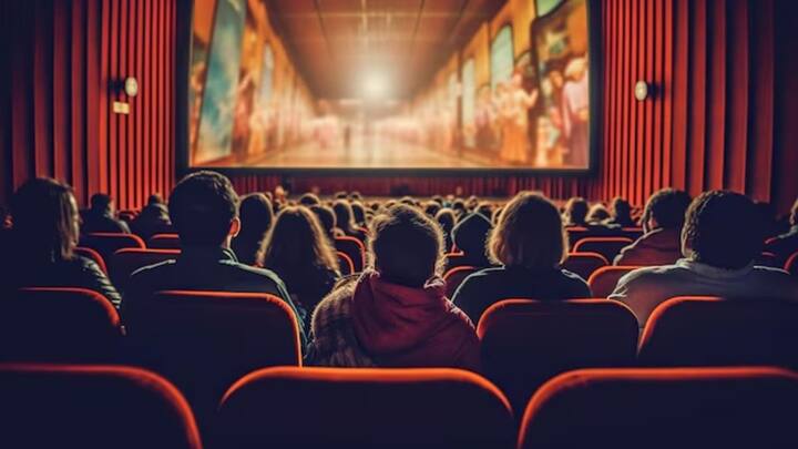 फिल्म मनोरंजन का एक बढ़िया जरिया होती है. कुछ लोग परिवार के साथ, कुछ दोस्तों के साथ, तो वहीं कुछ लोग अपने प्रेमी और प्रेमिकाओं के साथ मूवी देखने जाते हैं.