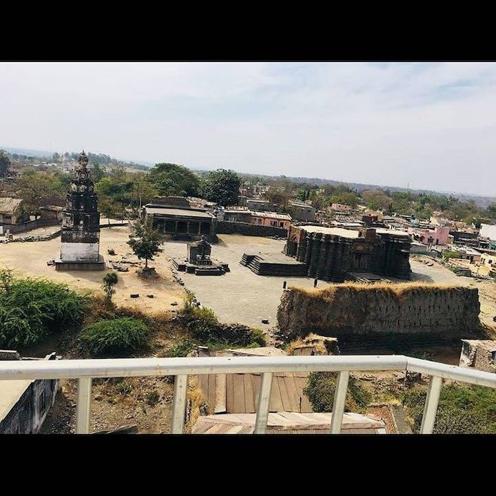 मूर्तीत धातूचे प्रमाण जास्त आहे, येथील दैत्यसुमन मंदिरात भगवान विष्णूच्या मूर्तीच्या मस्तकी कालपासून सूर्यकिरणांच्या अभिषेक होत आहे. ही लोणार सरोवराला भेट देणाऱ्या पर्यटकांसाठी एक पर्वणीच आहे.