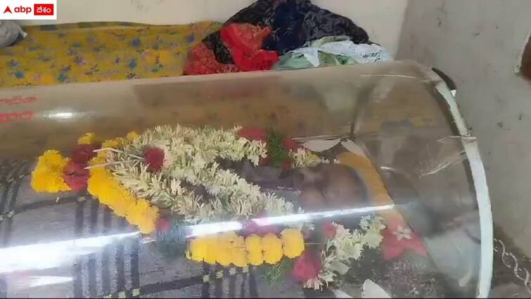 Telangana News family members denied funeral of mother due to property in Suryapet Telangana News: ఆస్తి పంపకాల తర్వాతనే 'అమ్మ' అంత్యక్రియలు - రెండు రోజులుగా ఇంట్లోనే భౌతిక కాయం, అమానవీయ ఘటన!