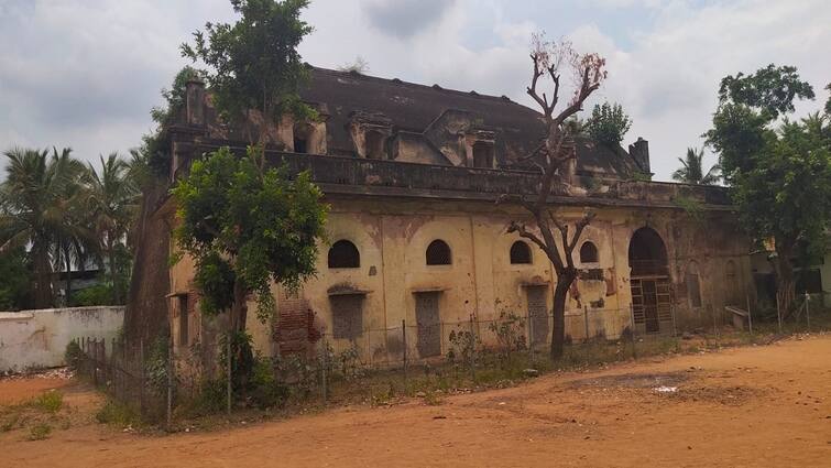 Crumbling 500-year-old granary Community activists urge preservation Thanjavur Tanjore சிதிலமடைந்து வரும் 500 ஆண்டுகள் பழமையான நெற்களஞ்சியம்: சமூக ஆர்வலர்கள் வலியுறுத்தல்