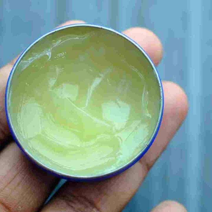 ਤੁਹਾਨੂੰ ਦੱਸ ਦੇਈਏ ਕਿ ਪਰਫਿਊਮ ਦੀ ਖੁਸ਼ਬੂ ਨੂੰ ਲੰਬੇ ਸਮੇਂ ਤੱਕ ਬਣਾਈ ਰੱਖਣ ਲਈ ਵੀ ਵੈਸਲੀਨ ਦੀ ਵਰਤੋਂ ਕੀਤੀ ਜਾ ਸਕਦੀ ਹੈ। ਸਭ ਤੋਂ ਪਹਿਲਾਂ ਆਪਣੇ ਪਲਸ ਪੁਆਇੰਟ 'ਤੇ ਵੈਸਲੀਨ ਲਗਾਓ। ਇਸ ਤੋਂ ਬਾਅਦ ਹੀ ਪਲੱਸ ਪੁਆਇੰਟ ਵਾਲੀ ਥਾਂ 'ਤੇ ਪਰਫਿਊਮ ਲਗਾਓ। ਇਸ ਕਾਰਨ ਪਰਫਿਊਮ ਦੀ ਖੁਸ਼ਬੂ ਕਾਫੀ ਦੇਰ ਤੱਕ ਬਣੀ ਰਹਿੰਦੀ ਹੈ।