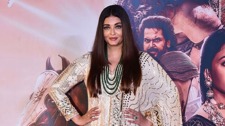 হাতে আঘাত নিয়ে কীভাবে কানের রেড কার্পেটে তিনি নজর কাড়বেন, সেই নিয়ে জল্পনা ছিলই। অবশেষে, সোশ্যাল মিডিয়ায় ছবি প্রকাশ্যে আসতেই সেই ছবি ভাইরাল সোশ্যাল মিডিয়ায়।