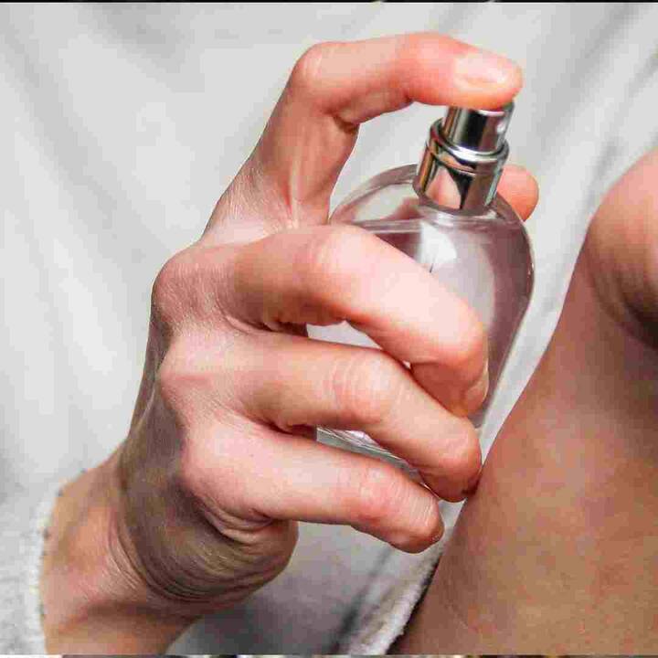 ਇਸ ਕਾਰਨ ਲੋਕ ਮਹਿੰਗੇ ਪਰਫਿਊਮ ਦੀ ਵਰਤੋਂ ਕਰਦੇ ਹਨ। ਪਰ ਇਨ੍ਹਾਂ ਦੀ ਬਦਬੂ ਵੀ ਜਲਦੀ ਦੂਰ ਹੋ ਜਾਂਦੀ ਹੈ। ਅਜਿਹੇ 'ਚ ਤੁਹਾਨੂੰ ਦੱਸ ਦੇਈਏ ਕਿ ਇਸ ਦੀ ਸਹੀ ਵਰਤੋਂ ਨੂੰ ਜਾਣਨਾ ਬਹੁਤ ਜ਼ਰੂਰੀ ਹੈ, ਤਾਂ ਕਿ ਪਰਫਿਊਮ ਦੀ ਖੁਸ਼ਬੂ ਲੰਬੇ ਸਮੇਂ ਤੱਕ ਬਣੀ ਰਹੇ। ਤਾਂ ਆਓ ਜਾਣਦੇ ਹਾਂ ਇਸ ਦੀ ਵਰਤੋਂ ਕਿਵੇਂ ਕਰੀਏ।