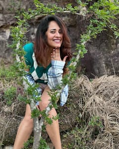 Anasuya Bharadwaj Vacation Photos : అడవిలో అనసూయ.. గుట్టులు.. నీటి గుంటల్లో ఆడుకుంటూ