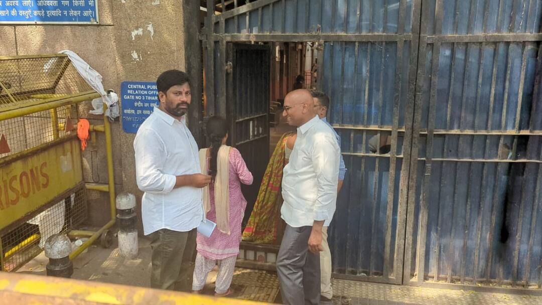 kalvakuntla Kavitha: తిహార్ జైలులో కవితతో సమావేశమైన బీఆర్ఎస్ లీడర్లు BRS Leaders RS Praveen Kumar and Balka Suman Mulakat with K Kavitha in Tihar Central jail kalvakuntla Kavitha: తిహార్ జైలులో కవితతో సమావేశమైన బీఆర్ఎస్ లీడర్లు