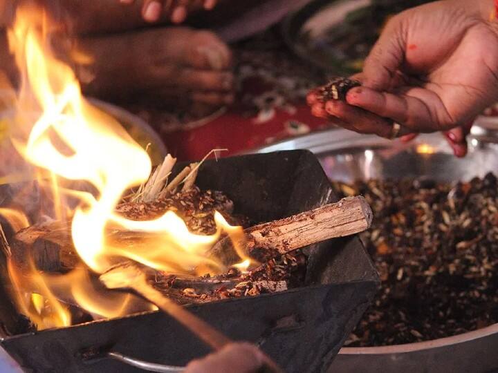 अग्निदेव का विवाह राजा दक्ष की पुत्री स्वाहा से हुआ था, इसीलिए जब भी अग्नि में कोई सामग्री डाली जाती है तो स्वाहा बोलकर उनकी पत्नी स्मरण करते हैं, क्योंकि इसके बिना अग्नि देव सामग्री स्वीकारते नहीं हैं. हविष्य या कोई भी अन्न पर सबसे पहला अधिकार अग्नि का ही होता है.