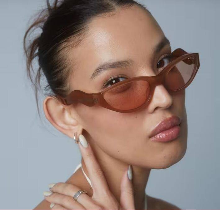 ਓ-ਬਲੌਂਗ ਸ਼ੇਪ ਵਾਲੇ ਚਿਹਰਿਆਂ ਲਈ ਰੈਪਰਾਉਂਡ ਸਟਾਈਲ ਦੇ ਗਲਾਸ ਵਧੀਆ ਲੱਗ ਸਕਦੇ ਹਨ। ਇਸ ਤੋਂ ਇਲਾਵਾ ਬਟਰਫਲਾਈ ਸ਼ੇਪਡ ਫਰੇਮ ਵੀ ਬਿਹਤਰ ਵਿਕਲਪ ਹਨ।