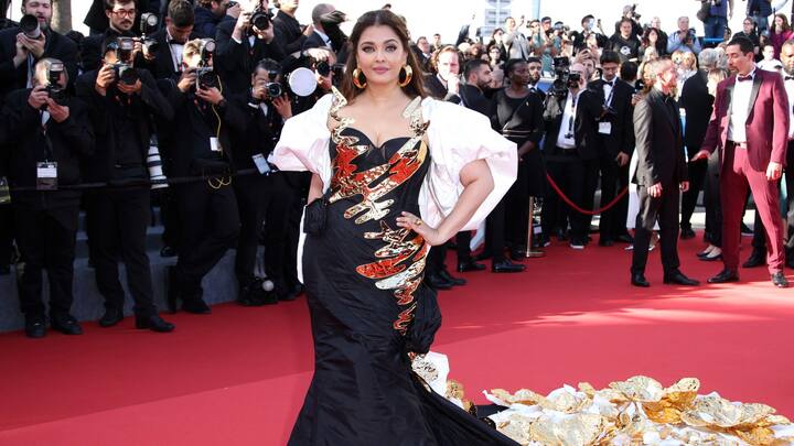 অনেকে ঐশ্বর্য্যের এই পোশাককে বলেছেন, 'এ যেন বিন ব্যাগের ওপর রাংতার জ্যামিতিক কাজ। চুল আর মেক আপ দুর্দান্ত হলেও, ঐশ্বর্য্যর পোশাক মোটেই মানানসই নয়'। (ছবি সৌজন্য: গেটি ইমেজ)