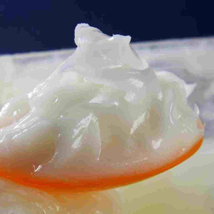 ਮਾਇਸਚਰਾਈਜ਼ਰ ਦੀ ਵਰਤੋਂ ਕਰਨ ਨਾਲ ਪਰਫਿਊਮ ਦੀ ਖੁਸ਼ਬੂ ਜ਼ਿਆਦਾ ਦੇਰ ਤੱਕ ਬਣੀ ਰਹਿੰਦੀ ਹੈ। ਇਸ ਨਾਲ ਪਰਫਿਊਮ ਦੀ ਖੁਸ਼ਬੂ ਲੰਬੇ ਸਮੇਂ ਤੱਕ ਬਣੀ ਰਹੇਗੀ। ਪਰ ਮਾਇਸਚਰਾਈਜ਼ਰ ਲਗਾਉਂਦੇ ਸਮੇਂ ਇਸ ਗੱਲ ਦਾ ਧਿਆਨ ਰੱਖੋ ਕਿ ਇਸ ਵਿਚ ਬਹੁਤ ਜ਼ਿਆਦਾ ਖੁਸ਼ਬੂ ਨਹੀਂ ਆਉਣੀ ਚਾਹੀਦੀ।