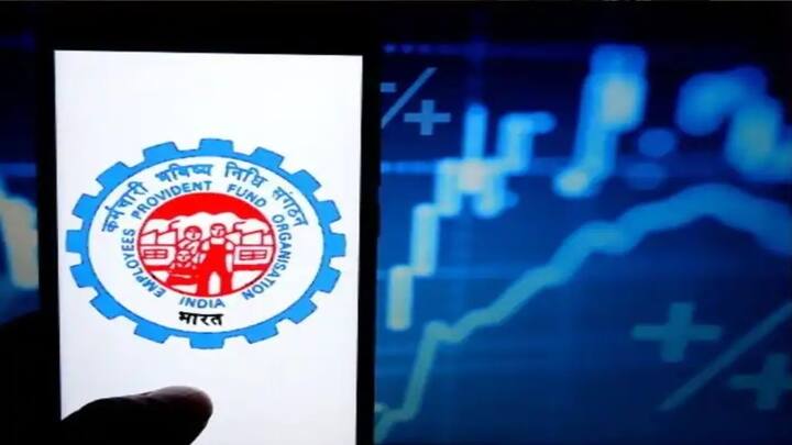EPFO Balance Check: कर्मचारी भविष्य निधि संगठन (EPFO) के सब्सक्राइबर्स को अगर अपने खाते का बैलेंस चेक करना है तो यह बेहद आसान है. आप केवल अपने मोबाइल के जरिए अपने ईपीएफओ खाते में जमा राशि का पता लगा सकते हैं.