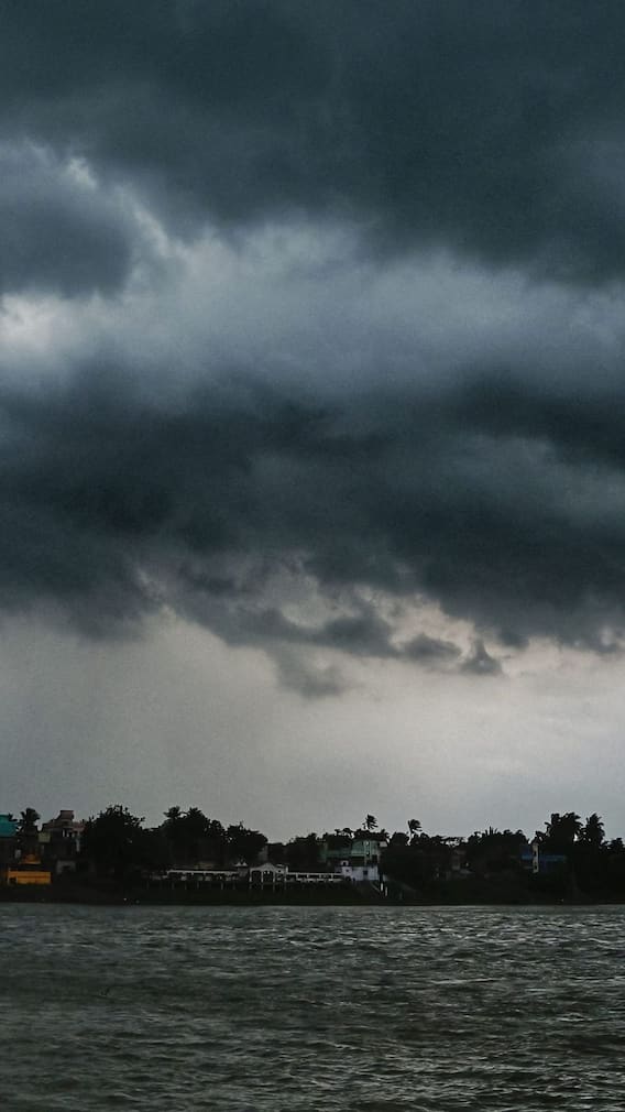 কলকাতায় কখন দুর্যোগ? কত গতিবেগে ধাক্কা দেবে 'দানা'?