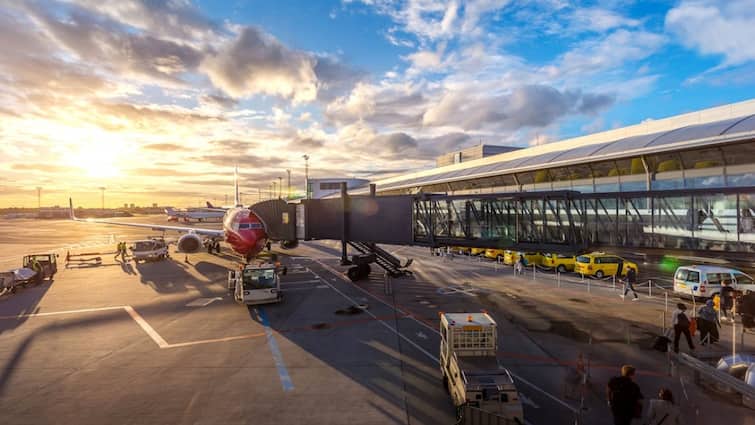 Airport: एयरपोर्ट पर किन-किन शब्दों का इस्तेमाल करना मना, जाना पड़ सकता है जेल Which words are prohibited to be used at the airport If you use them, you may have to go to jail Airport: एयरपोर्ट पर किन-किन शब्दों का इस्तेमाल करना मना, जाना पड़ सकता है जेल