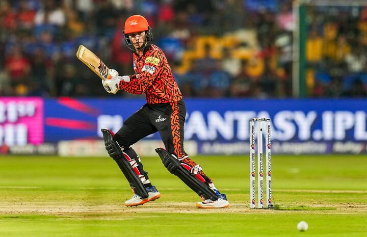 सनराइजर्स हैदराबाद के ऑलराउंडर अभिषेक शर्मा ने इस सीजन में 12 मैच खेले हैं। इन 12 मैचों में अभिषेक ने 205.64 की स्ट्राइक रेट से 401 रन बनाए हैं. इस सीजन में उन्होंने दो अर्धशतक भी लगाए हैं.