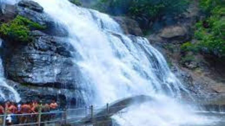 Tamil Nadu teen boy washed away in courtallam waterfall Courtallam Waterfall: ఉప్పొంగిన జలపాతం- ప్రవాహంలో కొట్టుకుపోయిన ఇంటర్ విద్యార్థి