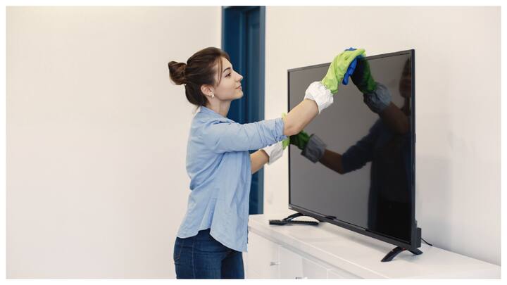 स्क्रीन साफ करते समय कभी भी हार्ड केमिकल का इस्तेमाल न करें. सूखे या खुरदुरे कपड़े से सफाई न करें, इससे स्क्रीन पर स्क्रैच आ सकते हैं. बहुत ज्यादा पानी का उपयोग भी न करें, पानी अंदर जा सकता है और डिवाइस को नुकसान पहुंचा सकता है.