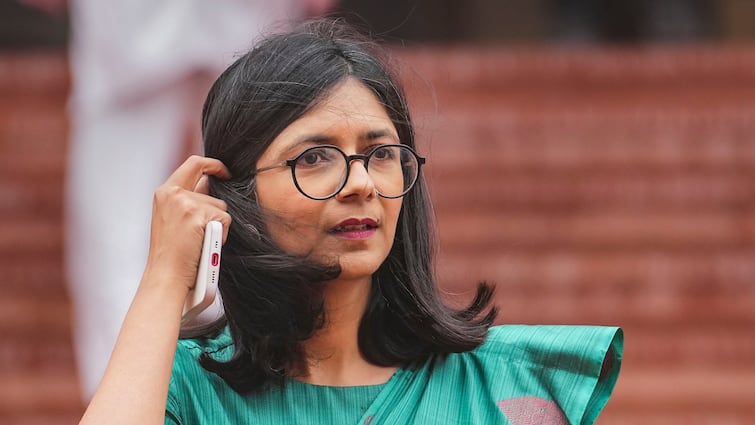 Swati Maliwal removed Arvind Kejriwal photo from twitter profile  स्वाति मालीवाल ने बदल दी ट्विटर प्रोफाइल, अरविंद केजरीवाल का फोटो हटाकर जानें अब क्या लगाया