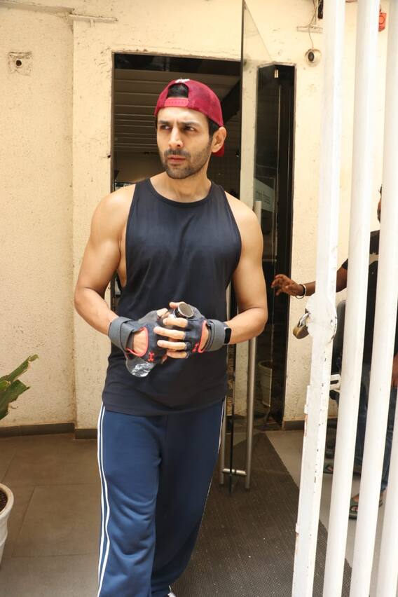 कार्तिक आर्यनवर कोसळला दु:खाचा डोंगर!