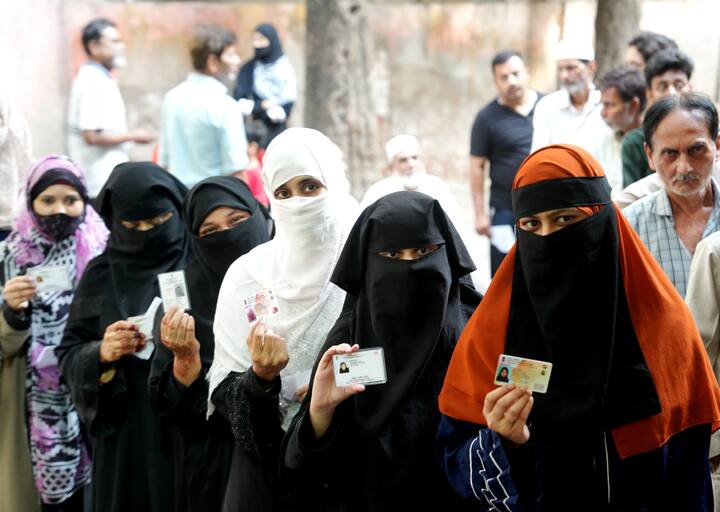 पोलिंग बूथ पर एक व्यक्ति एक बार ही किसी का सहायक बनकर वोट डालने में उसकी मदद कर सकता है, इसीलिए व्यक्ति की पहचान करने के लिए उसके दाएं हाथ की उंगली पर स्याही लगाई जाती है.