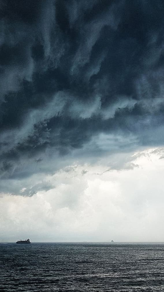 ভারী বৃষ্টি, প্রবল বাতাস, কোথায় আছড়ে বড়বে ঘূর্ণিঝড় Fengal