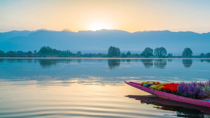 Kashmir Tour: IRCTC धरती की जन्नत कहे जाने वाले कश्मीर के लिए स्पेशल टूर पैकेज लेकर आया है. यह टूर 6 दिन और 5 रात का है. हम आपको इसके डिटेल्स के बारे में जानकारी दे रहे हैं.