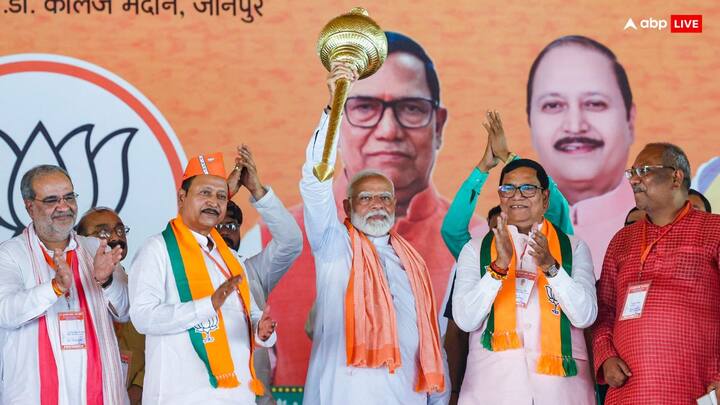 पाकिस्तानी मौलवी का गुरुवार (17 मई, 2024) को एक वीडियो वायरल हुआ, जिसमें वह नरेंद्र मोदी सरकार पर राय जाहिर करते दिखे.