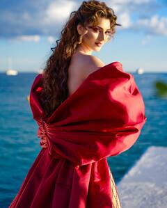 Cannes 2024: रेड गाउन में उर्वशी रौतेला का बोल्ड लुक हुआ वायरल