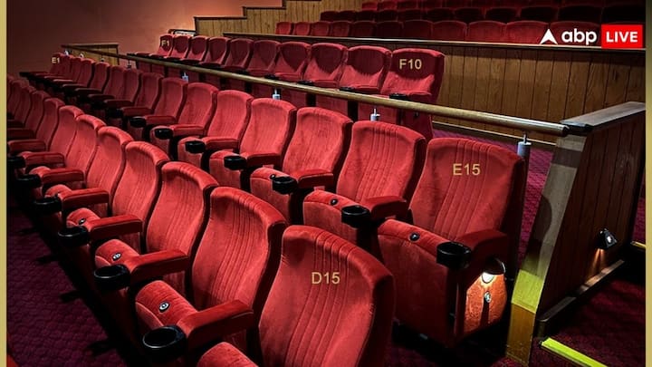 Movie Theatre Rules: अक्सर जब बॉयफ्रेंड गर्लफ्रेंड या कोई कपल मूवी थिएटर में फिल्म देखने जाता है. तो वह कोने की सीट पसंद करता है. लेकिन कोने की सीट पर अगर यह हरकत कर दी तो मुश्किल में पड़ सकते हैं