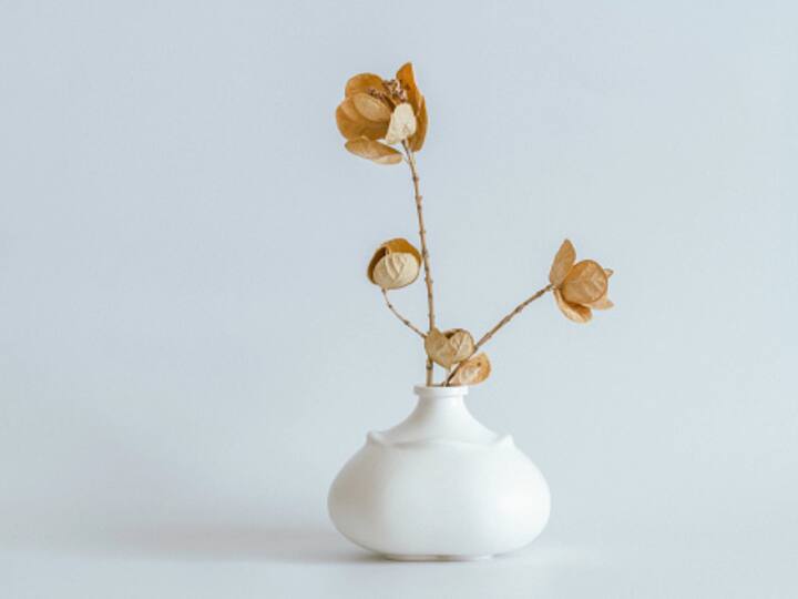 2. Ceramic vases: Combining natural green and artificial flowers, these artefacts made of jute and bamboo create a modern art look for your kids' home. (Image source: getty images)
