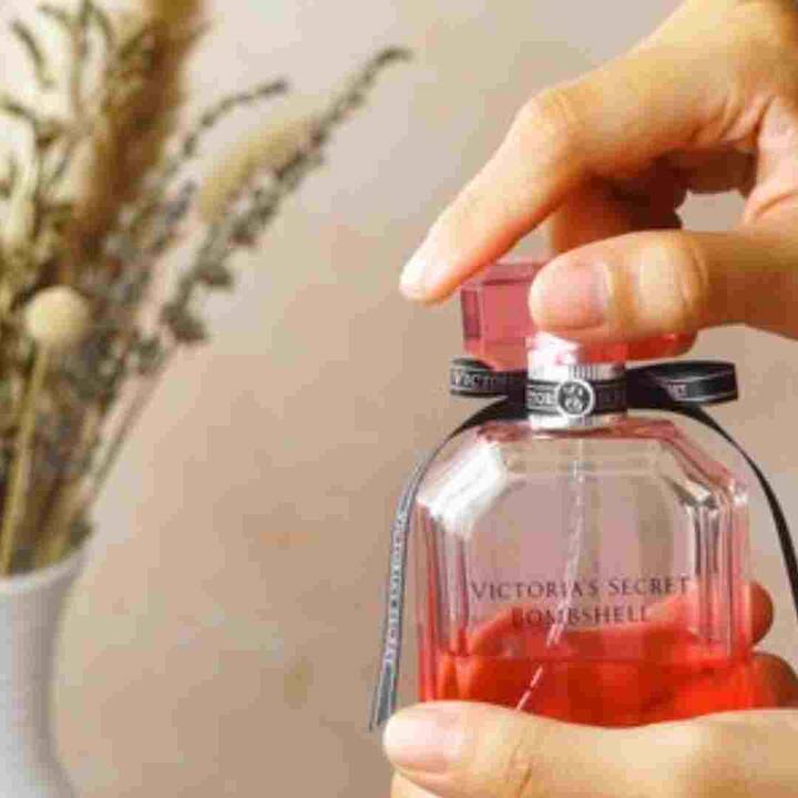 ਕਈ ਲੋਕਾਂ ਨੂੰ ਪਰਫਿਊਮ ਦੀ ਬੋਤਲ ਨੂੰ ਹਿਲਾਉਣ ਦੀ ਆਦਤ ਹੁੰਦੀ ਹੈ। ਪਰ ਅਜਿਹਾ ਕਰਨ ਤੋਂ ਬਚੋ। ਇਸ ਕਾਰਨ ਤੁਸੀਂ ਲੰਬੇ ਸਮੇਂ ਤੱਕ ਪਰਫਿਊਮ ਦੀ ਵਰਤੋਂ ਨਹੀਂ ਕਰ ਸਕੋਗੇ ਅਤੇ ਇਸਦੀ ਗੁਣਵੱਤਾ ਵੀ ਪ੍ਰਭਾਵਿਤ ਹੋਵੇਗੀ।