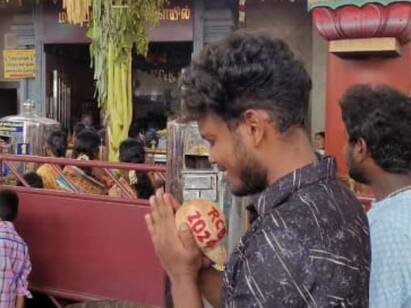 RCB team wants to win - youths break coconuts and worship. ‘ஈ சாலா கப் நம்தே’ - ஆர்.சி.பிக்காக சிதறு தேங்காய் உடைத்து வழிப்பட்ட இளைஞர்கள்!
