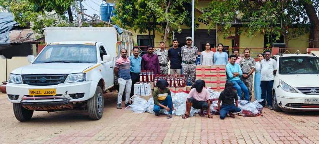 Gadchiroli police laid such a trap, arrested two people with illegal liquor worth 20 lakhs गडचिरोली पोलिसांनी असा रचला सापळा; 20 लाखांच्या देशी-विदेशी दारुसह दोघांना अटक